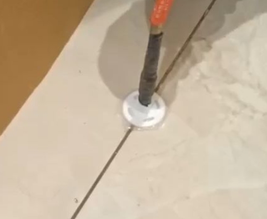 宁江瓷砖空鼓维修公司专业解答瓷砖在铺贴过程中，如果没有涂抹均匀到位的粘结材料（如水泥砂浆或瓷砖胶），可能会导致以下问题